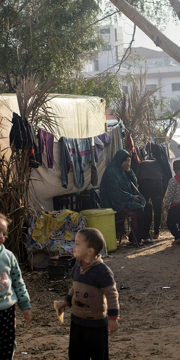 Członkowie wysiedlonej rodziny w obozie w pobliżu szpitala Nasser w Khan Yunis, południowa Strefa Ga