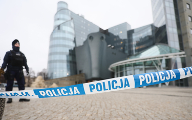 Policja przed budynkiem TVP przy ul. Woronicza w Warszawie