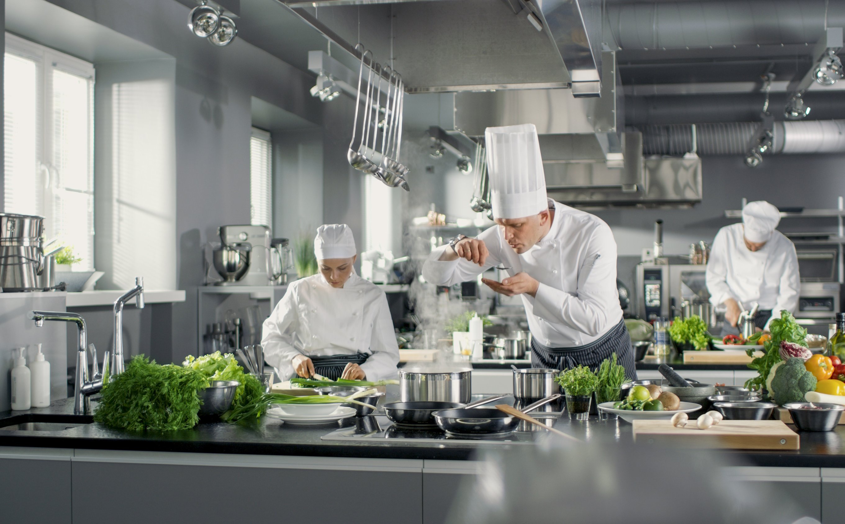 Systemowa przemoc we francuskiej gastronomii. Co ujawniła książka dziennikarki?