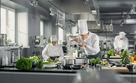 Zdaniem Nory Bouazzouni kobiety są poddawane celowemu wykluczeniu w branży gastronomicznej we Francj