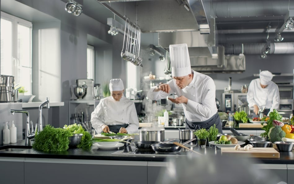 Zdaniem Nory Bouazzouni kobiety są poddawane celowemu wykluczeniu w branży gastronomicznej we Francj