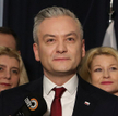 W oknie wisiał biura SLD plakat Roberta Biedronia. - Nienawiść w naszym kraju przekracza wszelkie gr