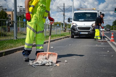 Pogotowie Porządkowe sprząta z jezdni m.in. ładunki, które wypadły z samochodów