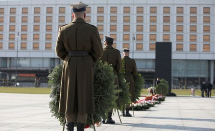 Obchody 11. rocznicy katastrofy smoleńskiej. Uroczystości na pl. Piłsudskiego w Warszawie.