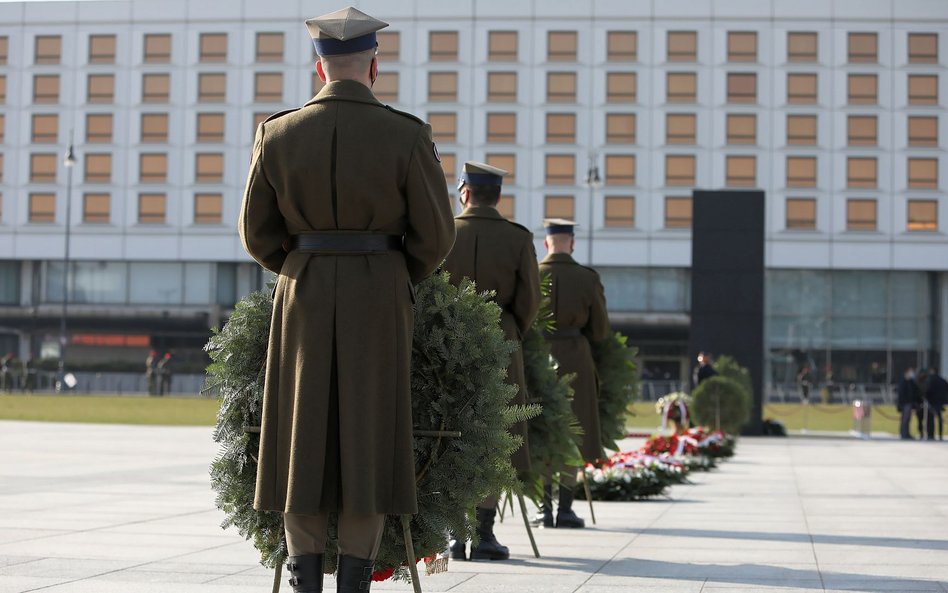 Obchody 11. rocznicy katastrofy smoleńskiej. Uroczystości na pl. Piłsudskiego w Warszawie.