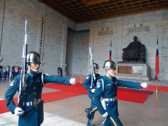 Uroczysta, bardzo widowiskowa zmiana warty w Hali Pamięci Czang Kaj-szeka.