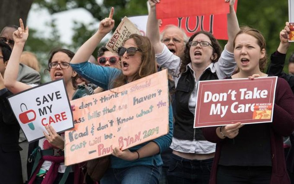 Przeciwnicy nowego republikańskiego projektu o ubezpieczeniach zdrowotnych (AHCA) protestują przed K