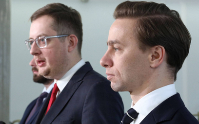 Robert Winnicki i Krzysztof Bosak, liderzy Ruchu Narodowego wchodzącego w skład Konfederacji