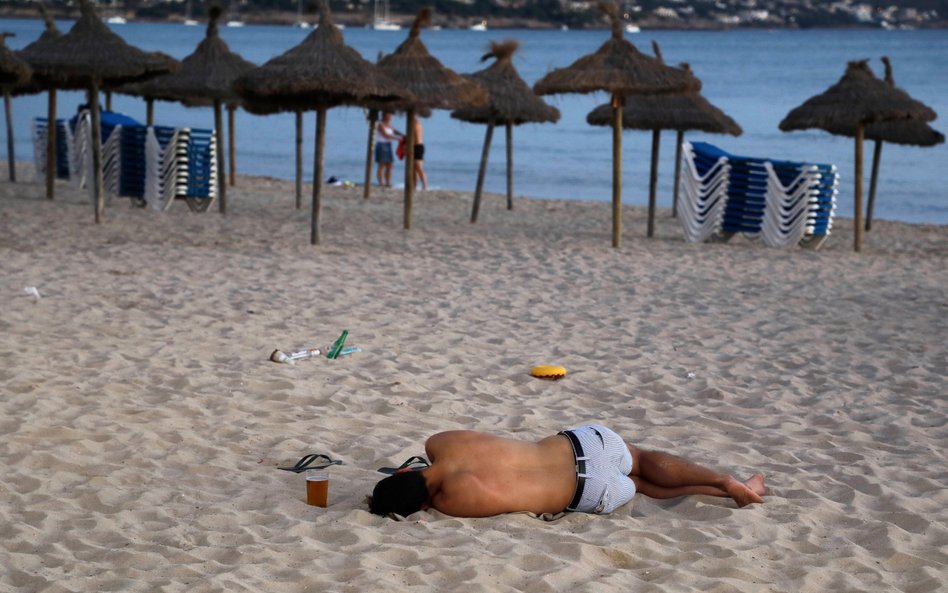 Ballermann na Majorce. Poranek po nocnej imprezie na plaży