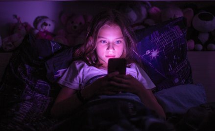 Nowe wytyczne pediatrów obejmują nie tylko telewizję, smartfony i platformy społecznościowe, ale rów