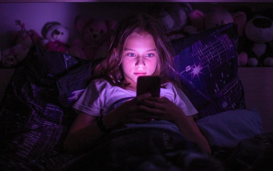 Nowe wytyczne pediatrów obejmują nie tylko telewizję, smartfony i platformy społecznościowe, ale rów