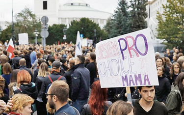 Demonstracja przed Sejmem we wrześniu 2016 r. podczas debaty nad projektami nowej ustawy antyaborcyj