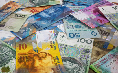 Spread walutowy a kredyt we frankach – czy opłaca się go przewalutować?