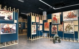 Dzięki klarownej dwupoziomowej ścieżce narracji i starannie dobranym materiałom wystawa umożliwia ka