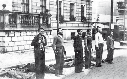 Zdjęcie wykonane 8 lub 9 września 1939 r. na Starym Rynku w Bydgoszczy dokumentujące egzekucję Polak