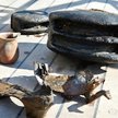 Z kadłuba zatopionej jednostki wydobyto dotychczas gliniane i cynowe naczynia, obuwie, elementy taki