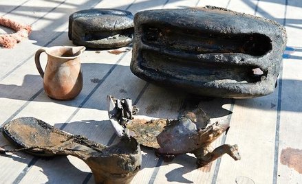 Z kadłuba zatopionej jednostki wydobyto dotychczas gliniane i cynowe naczynia, obuwie, elementy taki