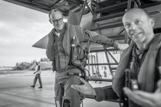 Friedrich Merz (z lewej) opuszcza kabinę eurofightera, lotnisko Rostock-Laage, 20 czerwca 2024 r.