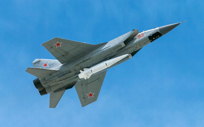 Rosyjski ciężki myśliwiec przechwytujący MiG-31 uzbrojony w hipersoniczny pocisk Ch-47M2 Kindżał