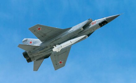 Rosyjski ciężki myśliwiec przechwytujący MiG-31 uzbrojony w hipersoniczny pocisk Ch-47M2 Kindżał
