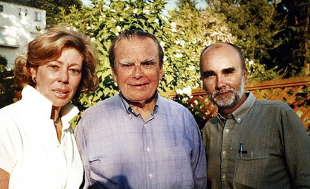 Adam Zagajewski (z prawej) z Czesławem Miłoszem i jego żoną Carol, koniec lat 80. Zdjęcie pochodzi z