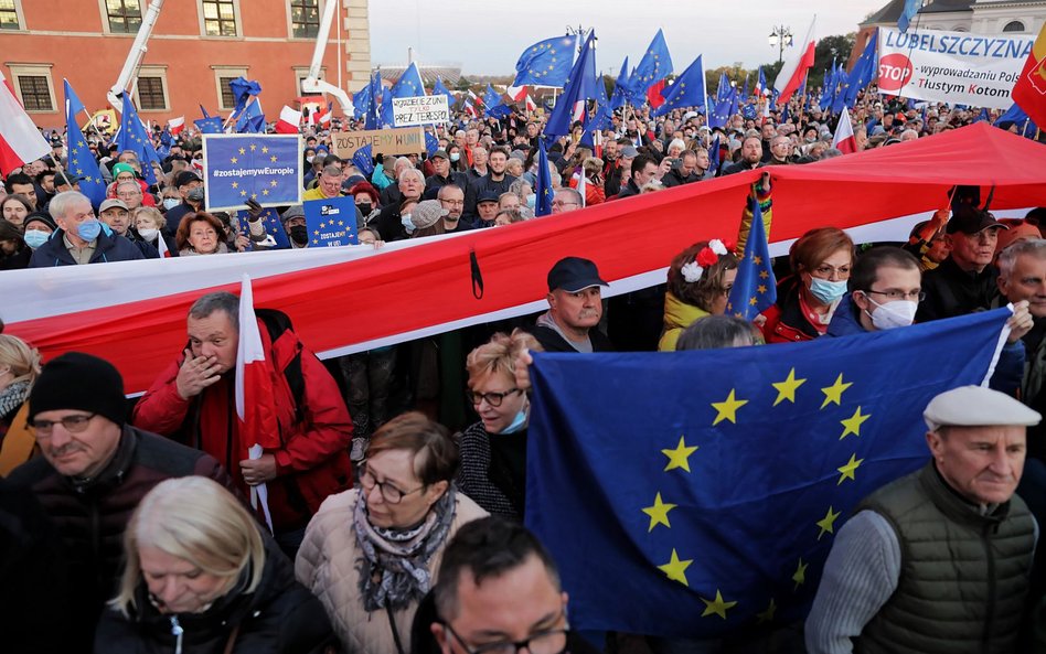 Koalicja Obywatelska zachęcała wyborców do demonstrowania na placu Zamkowym w niedzielę