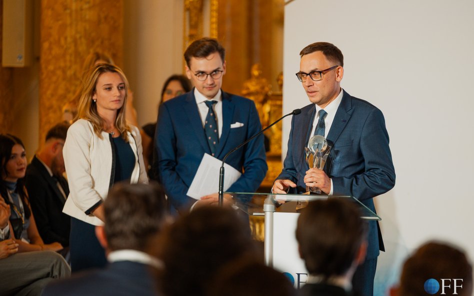 Złoty medal olimpiady informatycznej, eksperyment na Międzynarodowej Stacji Kosmicznej i wolontariat w Tanzanii.  Oto tegoroczni stypendyści Our Future Foundation