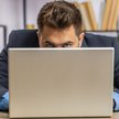 Wstydzimy się korzystać z AI. Co jeszcze blokuje tę technologię?