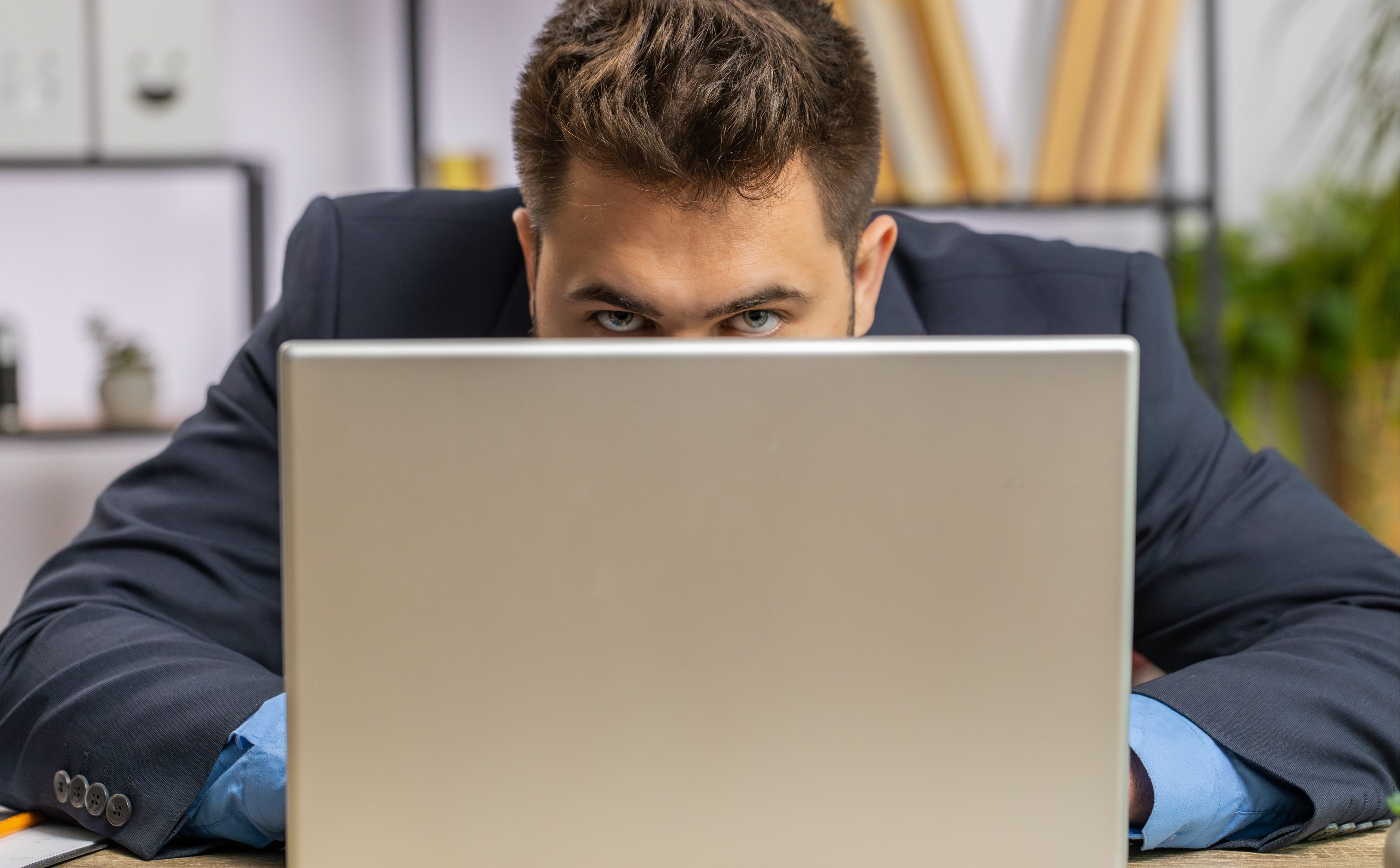 Wstydzimy się korzystać z AI. Co jeszcze blokuje tę technologię?