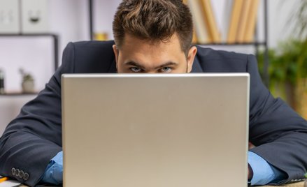 Wstydzimy się korzystać z AI. Co jeszcze blokuje tę technologię?