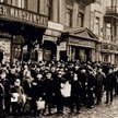 Roznosiciele gazet strajkują w 1905 roku. Powód – nieistotny, natomiast ważna profesja – otóż te dzi
