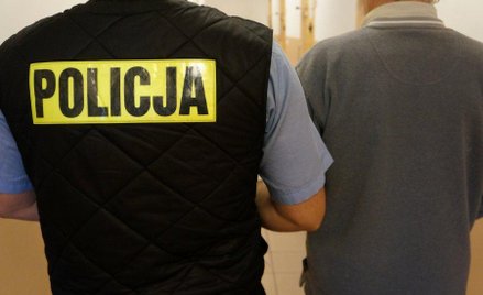Mężczyzna zatrzymanty przez policję próbował udusić ojca