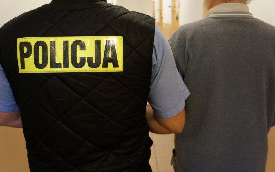 Mężczyzna zatrzymanty przez policję próbował udusić ojca