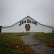 Szyld Jim Beam na stodole w gorzelni Beam Inc. w Clermont w stanie Kentucky w USA