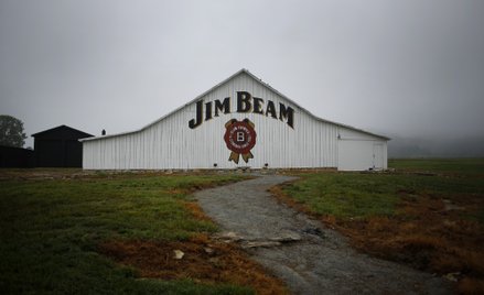 Szyld Jim Beam na stodole w gorzelni Beam Inc. w Clermont w stanie Kentucky w USA