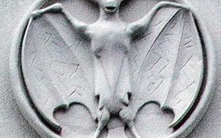 Elewację zdobią m.in płaskorzeźby nietoperzy.