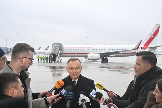 Prezydent Andrzej Duda podczas wypowiedzi dla mediów na lotnisku Okęcie w Warszawie