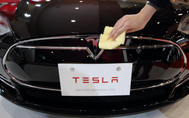 Tesla zarabia, jak obiecała