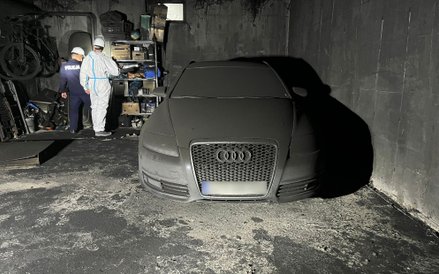 Samochody stojące w garażu zostały zniszczone