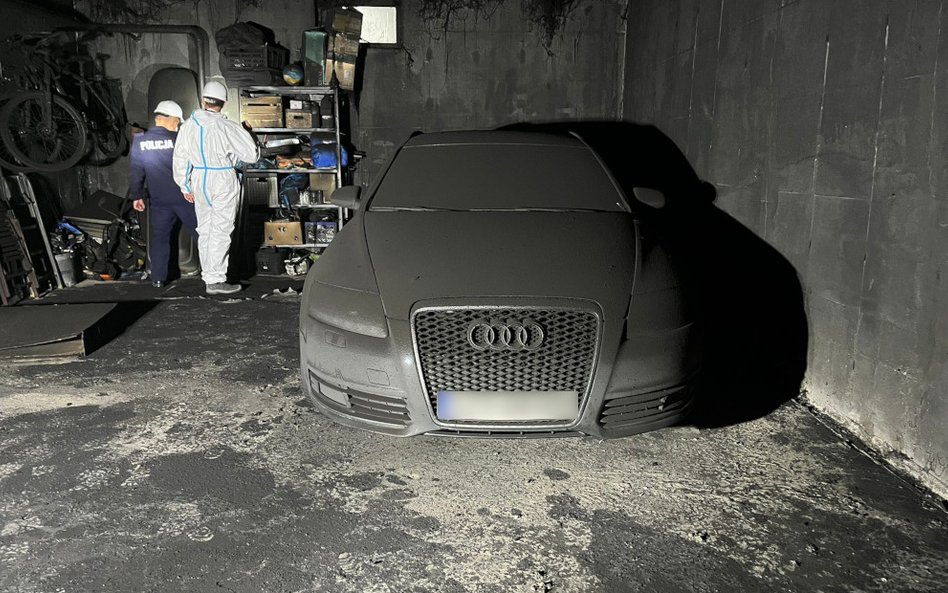 Samochody stojące w garażu zostały zniszczone