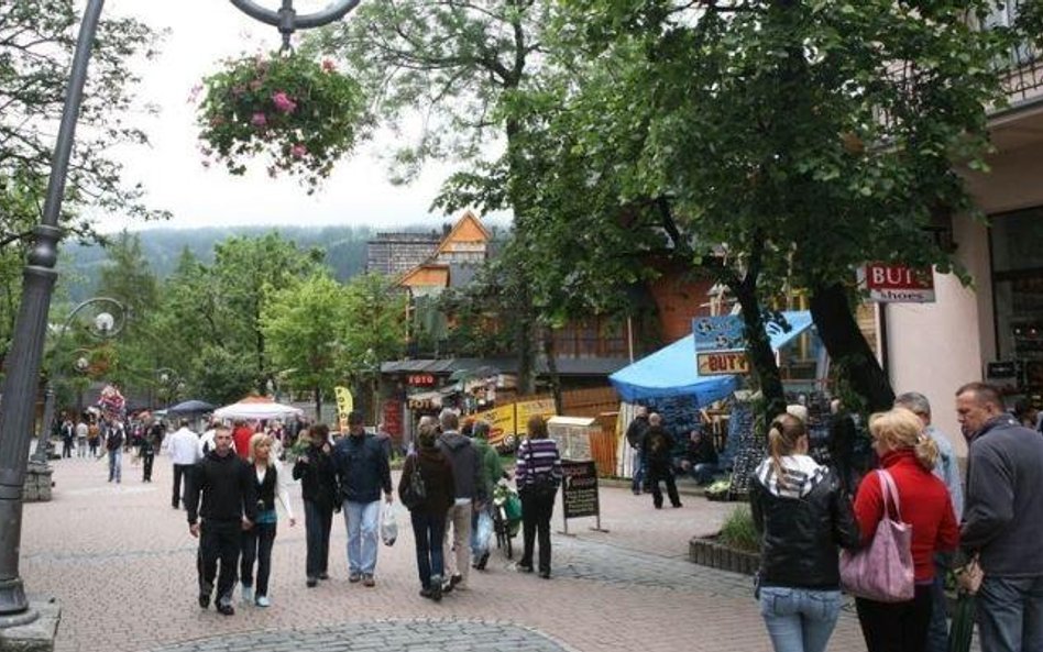 Krupówki - park kulturowy nie odstrasza handlarzy