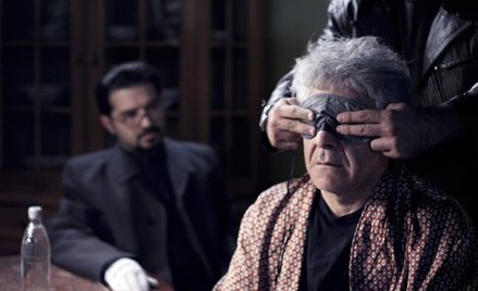 Stary, sparaliżowany pisarz we własnym domu jest przesłuchiwany przez agenta służby bezpieczeństwa. 