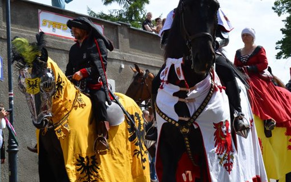 Korowód ulicami miasta.