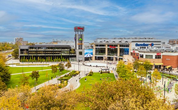 Poranne treningi pilatesu odbywają się na zielonych terenach przed głównym wejściem do Westfield Ark