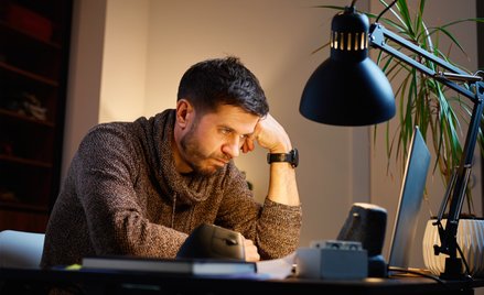 Długie siedzenie bez przerw może wiązać się z większym ryzykiem zachorowania i zgonu z powodu nowotw