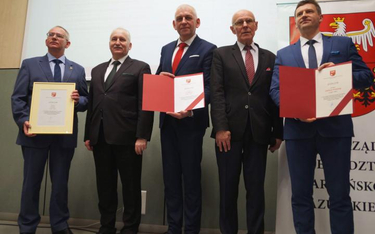 Samorządowi mistrzowie (od lewej): Maciej Radtke, burmistrz Lubawy, Gustaw Marek Brzezin, marszałek 