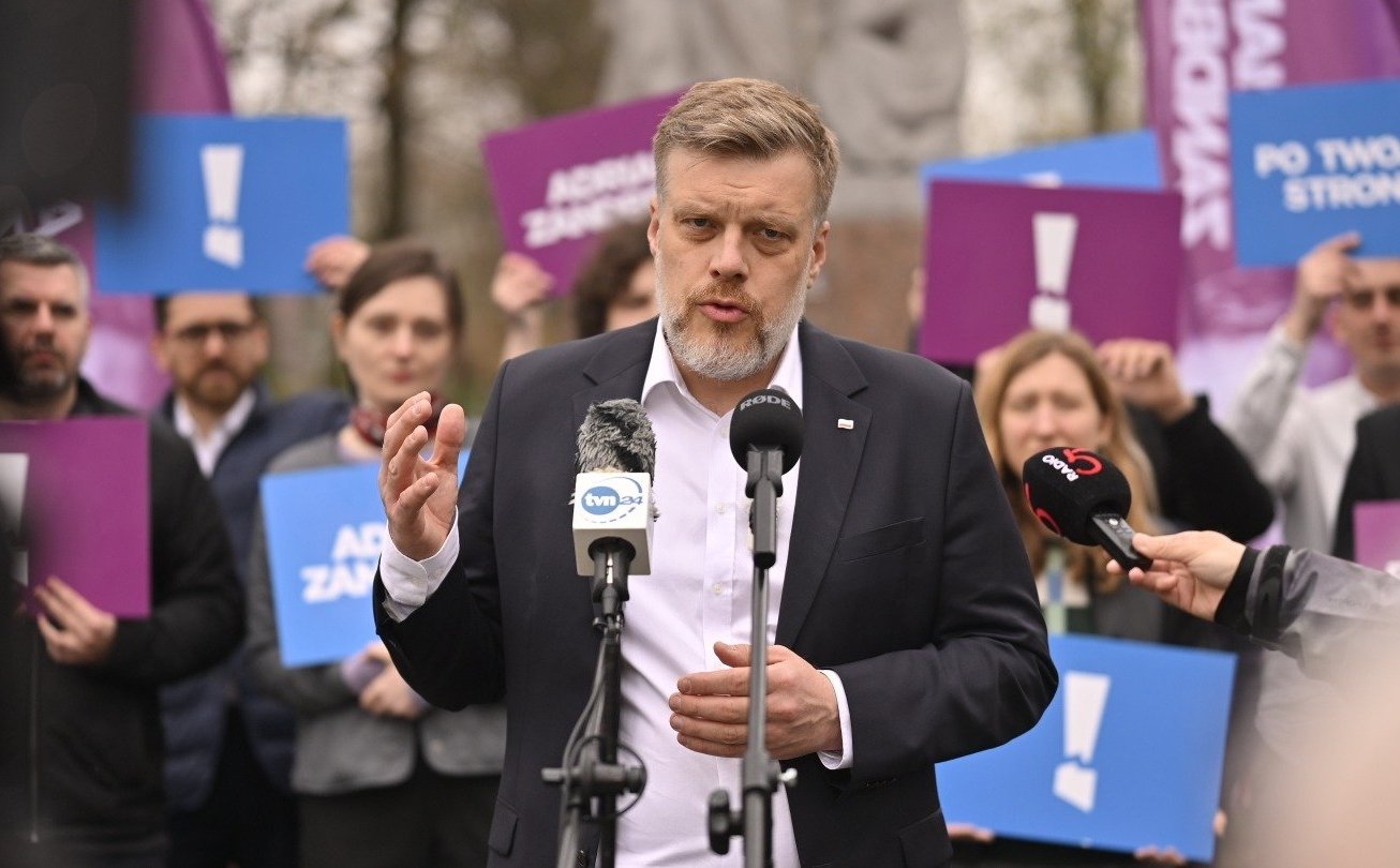 Adrian Zandberg: Gdyby Karol Nawrocki dostał od Sławomira Mentzena na kartce do podpisania, iż trzeba skasować 500 plus, to by podpisał