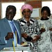 Robert Mugabe (z lewej) przy urnie wyborczej