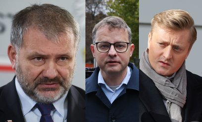 Minister sprawiedliwości Waldemar Żurek, poseł PiS Marcin Romanowski (C) oraz jego pełnomocnik mec. 