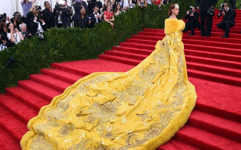 4 maja, Nowy Jork, USA. Piosenkarka Rihanna w sukni projektu Guo Pei przed Metropolitan Museum of Ar